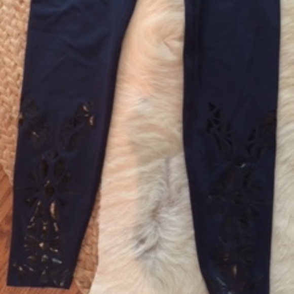 New With Tags Beyond Yoga Leggings XS - Picture 2 of 3